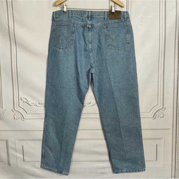 Wrangler Rugged Wear Light Wash Blue Jeans Men’s 42 x 30 Relaxed Fit Denim - Picture 3 of 6